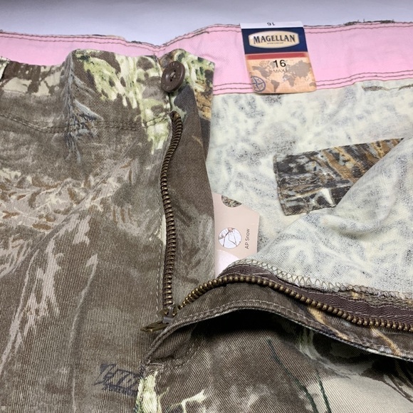 Magellan Sportswear Woods Camouflage Bermuda Cargo Shorts Size 16 NWT - Picture 5 of 12